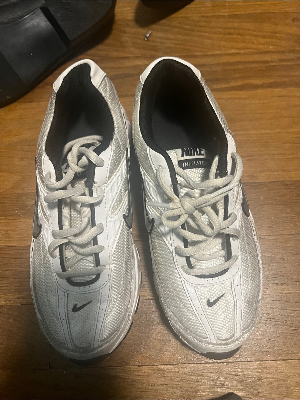 Nike Men’s White and Black Low-Top Sneakers